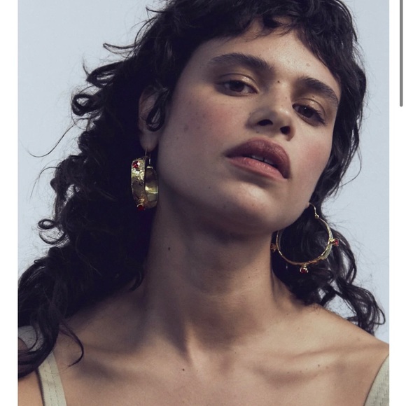 Mondo Mondo Ruby Glass Espirit 18k Gold-plated Hoop Earrings - Picture 8 of 8